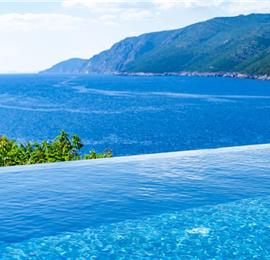 4 bedroom luxury villa with infinity pool and steps to beach in Molunat, Dubrovnik region, sleeps 8